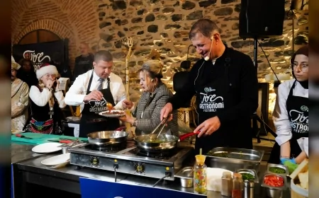 İzmir Büyükşehir Belediye Başkanı Dr Cemil Tugay Tire Gastronomi Festivaline katıldı