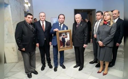 MHP Genel Başkanı Devlet Bahçeli’ye Emel Çardak’ın hazırladığı tablo Ankara’da teslim edildi