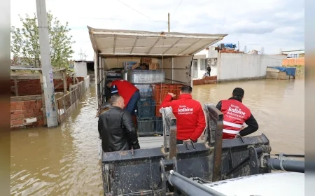 Manisa Şehzadeler’de Su Taşkını Yaşanan Akpınar Mahallesi’nde Mahsur Kalan Vatandaşlara Belediye Desteği
