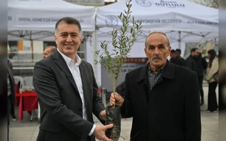 MANİSA BÜYÜKŞEHİR BELEDİYESİ ATIK PİL GETİRENE ZEYTİN FİDANI VERİYOR