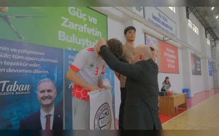 İnegöl Belediyesi Spor Festivali’nde bilek güreşi heyecanı 147 öğrencinin katılımıyla yeniden başladı