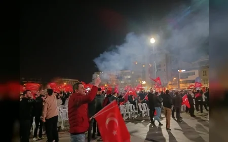 Çorum Kadeş Meydanı’nda dev ekranda izlenen Türkiye-Kosova maçı sonrası 1-0’lık galibiyet coşkuyla kutlandı