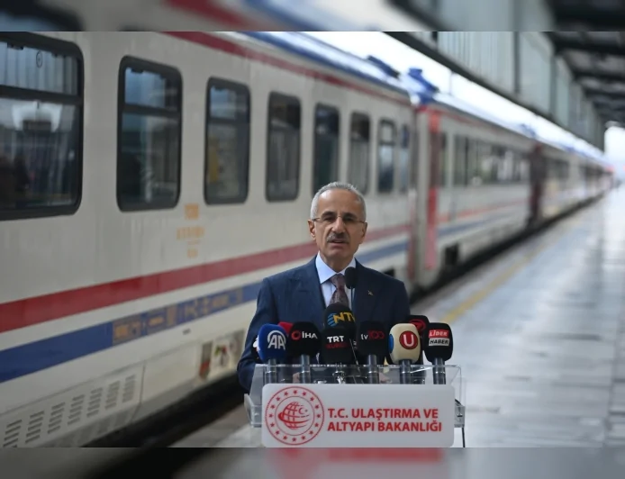 ULAŞTIRMA VE ALTYAPI BAKANI ABDULKADİR URALOĞLU: “60 GAR VE İSTASYONUMUZU TARİHİ KİMLİĞİNİ KORUYARAK MODERN İHTİYAÇLARA UYGUN HALE GETİRDİK”