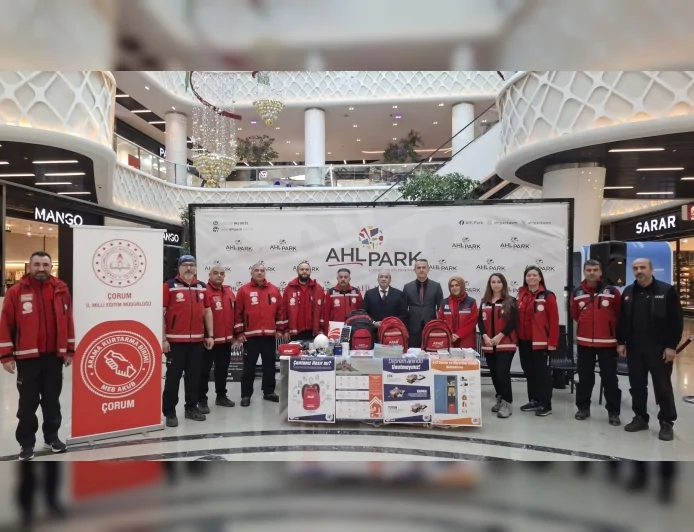 Çorum İl Millî Eğitim Müdürü Cemil Çağlar Deprem Farkındalık Standını Ziyaret Etti
