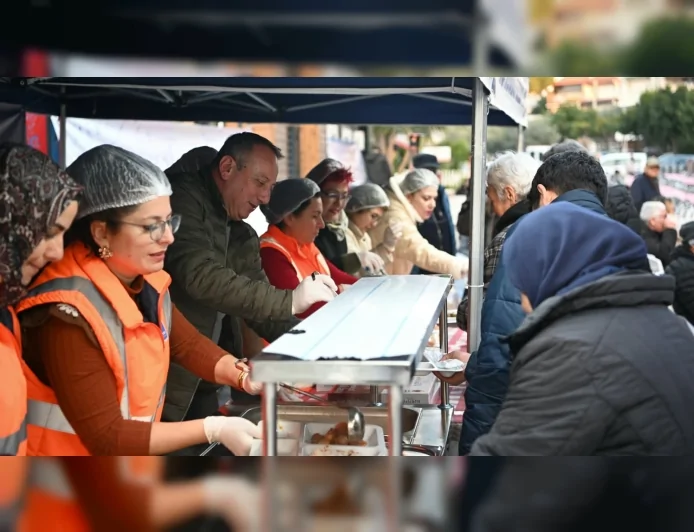 Kuşadası Belediye Başkanı Ömer Günel Türkmen Mahallesi’nde İftar Sofrasında Vatandaşlarla Buluştu