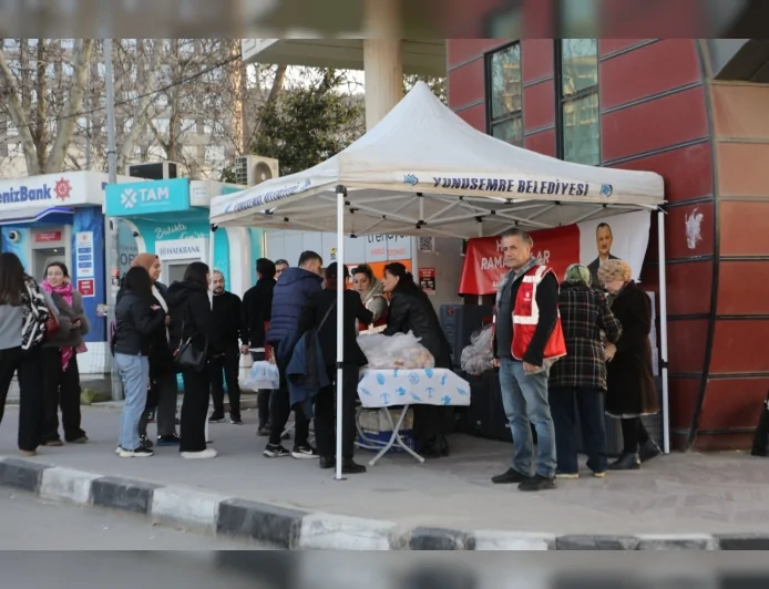 Yunusemre Belediyesi Manisa Celal Bayar Hastanesi Önünde Vatandaşlara İftar Yemeği Dağıttı