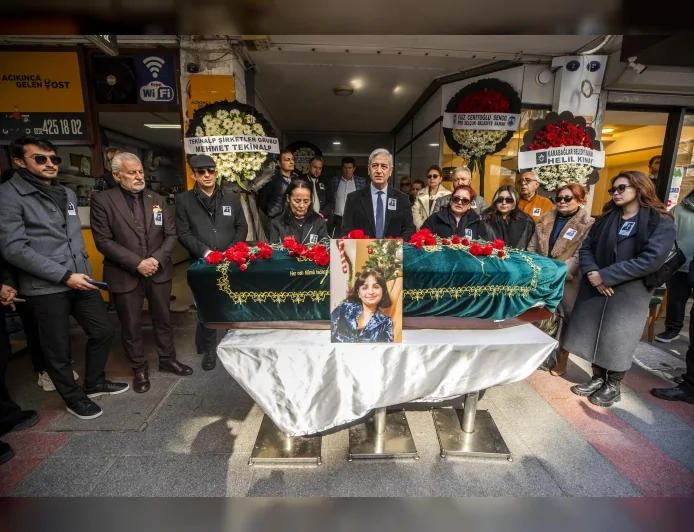 İzmir Gazeteciler Cemiyeti Üyesi Gazeteci Burcu Yanar Meslektaşlarının Alkışlarıyla Son Yolculuğuna Uğurlandı