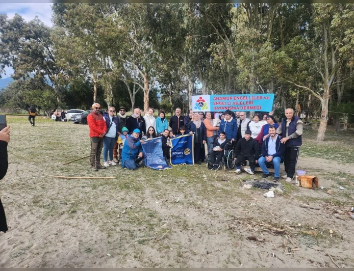 ANAMUR’DA “GÖKYÜZÜNDE ENGEL YOK” ETKİNLİĞİYLE ENGELLİ ÇOCUKLAR YAMAÇ PARAŞÜTÜYLE GÖKYÜZÜYLE BULUŞTU