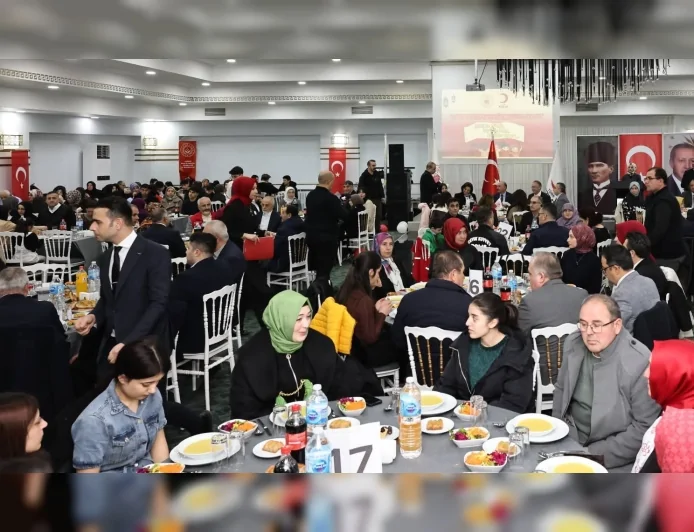 ÇORUM’DA DÜNYA YETİMLER GÜNÜNDE DÜZENLENEN İFTAR PROGRAMINDA YETİM ÇOCUKLARLA SEVGİ VE ŞEFKAT SOFRASI KURULDU