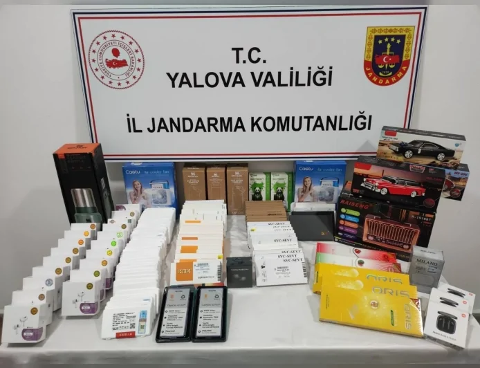 Yalova İl Jandarma Komutanlığı Altınova’da Kaçak Ürün Operasyonu Düzenledi: Çok Sayıda Kaçak Elektronik ve Bandrolsüz Sigara Ele Geçirildi