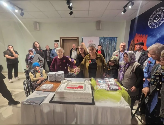 Çorum Huzurevi’nde 8 Mart Dünya Kadınlar Günü öğrencilerin katılımıyla kutlandı