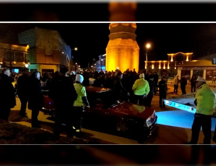 ÇORUM’DA MODİFİYE ARAÇ TUTKUNLARI YENİ TRAFİK DÜZENLEMESİNE TEPKİ İÇİN YOLU KAPATTI