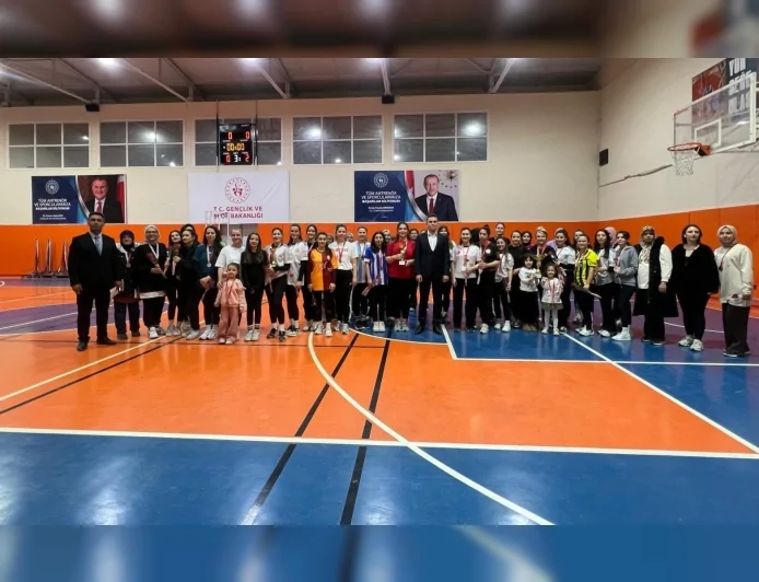 MANİSA SELENDİ’DE 8 MART DÜNYA KADINLAR GÜNÜ’NDE “EVİNİN SULTANLARI” VOLEYBOL TURNUVASI DÜZENLENDİ