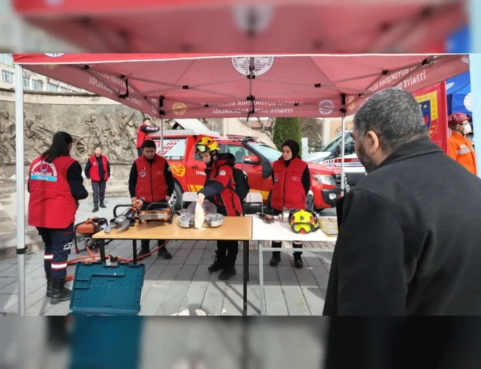 KAYSERİ BÜYÜKŞEHİR BELEDİYESİ’NDEN DEPREM HAFTASI’NDA CUMHURİYET MEYDANI’NDA AFET BİLİNCİ SEFERBERLİĞİ