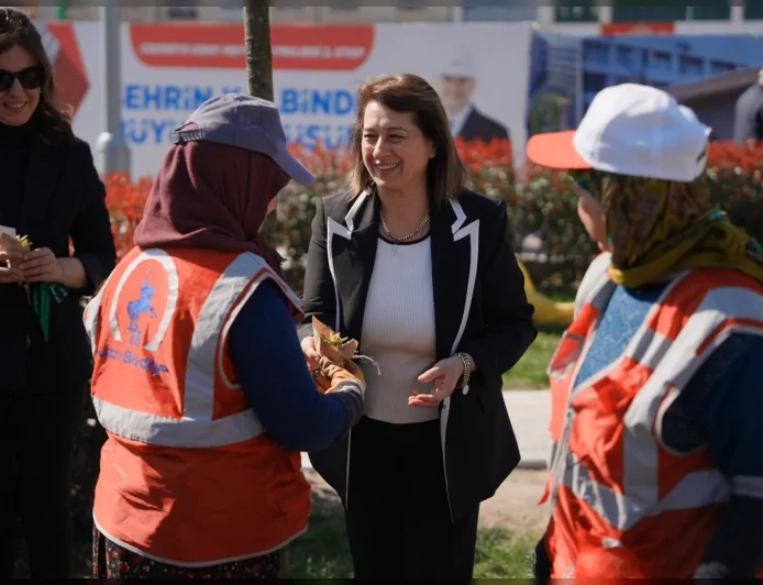 Düzce Belediye Başkan Yardımcısı Ayşe Kılıç 8 Mart’ta Kadın Personeli Ziyaret Ederek Çiçek Takdim Etti