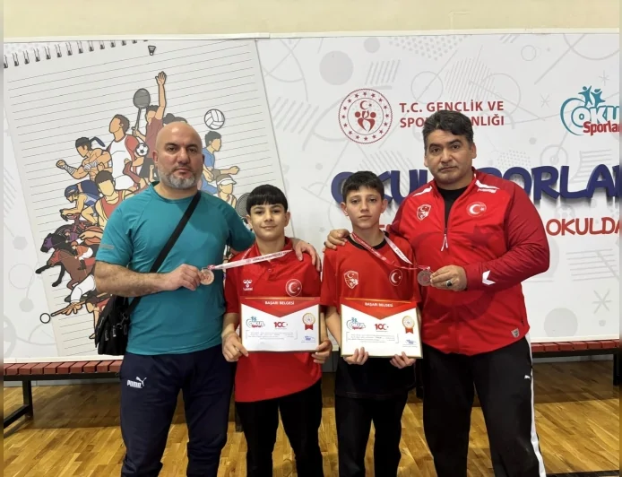 Yunusemre Belediyesporlu yıldız güreşçiler Sakarya’da iki bronz madalya kazandı