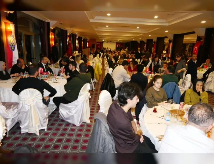 Marmaris İlçe Emniyet Müdürü Samed Seyhan İftar Programında Çocuklara Boyama Kitabı Hediye Etti