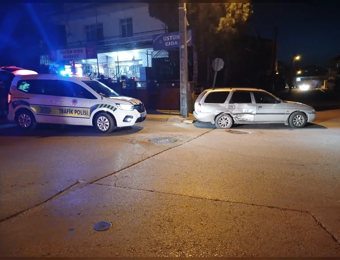 Çorum Bahçelievler Mahallesi’nde Otomobil ile Minibüs Çarpıştı Bir Kişi Yaralandı