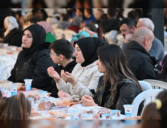 MANİSA BÜYÜKŞEHİR BELEDİYESİ RAMAZAN İFTAR PROGRAMIYLA AKHİSAR’DA VATANDAŞLARI AYNI SOFRADA BULUŞTURDU