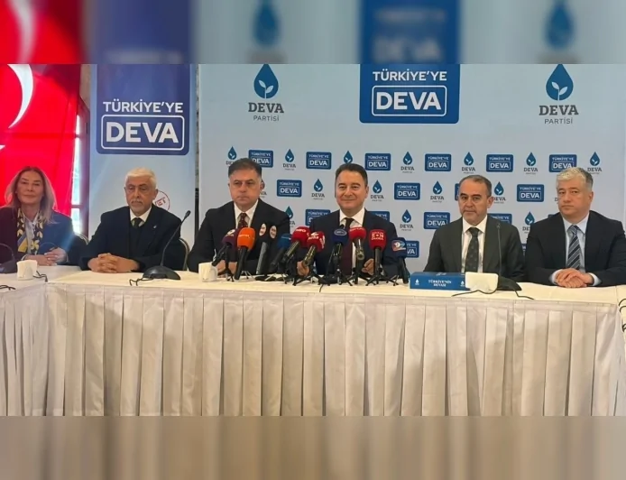 DEVA Partisi Genel Başkanı Ali Babacan İzmir’de “Türkiye çok zor bir dönemden geçiyor” diyerek ekonomik ve adalet sorunlarına dikkat çekti