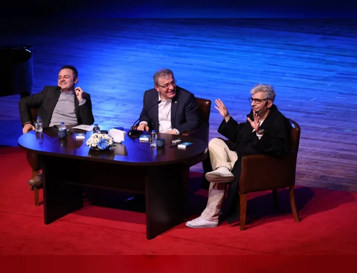 Şovmen Okan Bayülgen Dokuz Eylül Üniversitesi’nde Öğrencilerle Buluştu: “Medya Türkiye’de Maalesef Çığırından Çıktı”