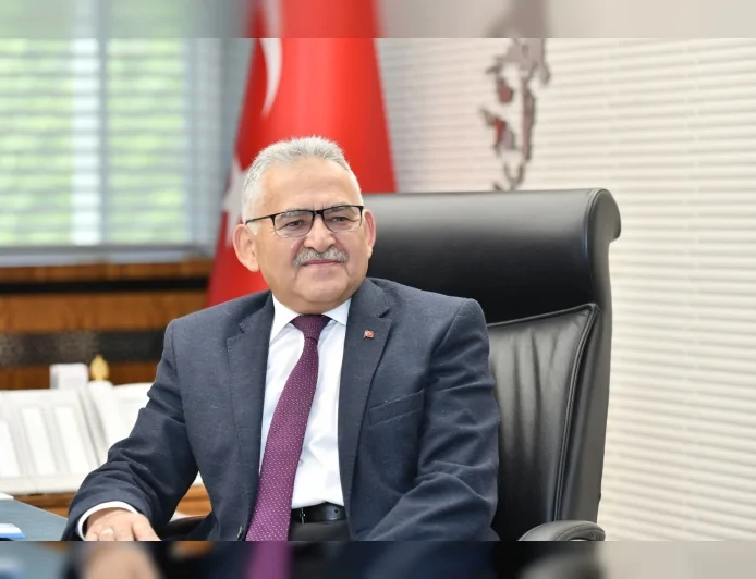 KAYSERİ BÜYÜKŞEHİR BELEDİYE BAŞKANI DR. MEMDUH BÜYÜKKILIÇ: “ÖNCE İNSAN, ÖNCE SAĞLIK DİYEN YILMAZ, YORULMAZ NEFERLERİMİZİN TIP BAYRAMI KUTLU OLSUN”