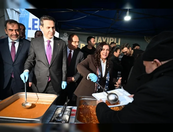 AYDIN BÜYÜKŞEHİR BELEDİYESİ’NİN İFTAR SOFRASINDA BAKAN ALPARSLAN BAYRAKTAR VE BAŞKAN ÖZLEM ÇERÇİOĞLU VATANDAŞLARLA BULUŞTU