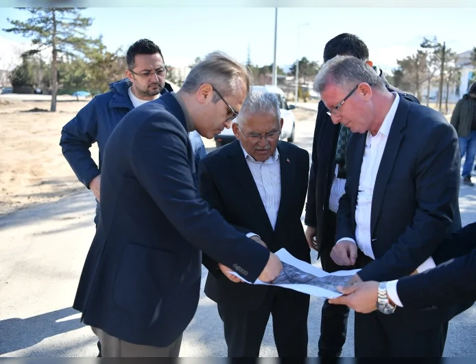 KAYSERİ BÜYÜKŞEHİR BELEDİYE BAŞKANI DR. MEMDUH BÜYÜKKILIÇ TALAS BULVARI’NDAKİ 50 MİLYON TL’LİK YOL GENİŞLETME VE ASFALT ÇALIŞMALARINI YERİNDE İNCELEDİ