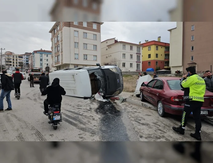 Çorum’da Tarım İşçilerini Taşıyan Minibüs Devrildi Trafik Kazasında 5 Kişi Yaralandı