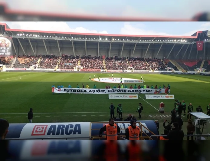 ARCA ÇORUM FK HAKEM TARTIŞMALARIYLA GÜNDEM OLAN MAÇTA EROKSPOR’U 90+2’DE DEVİRDİ