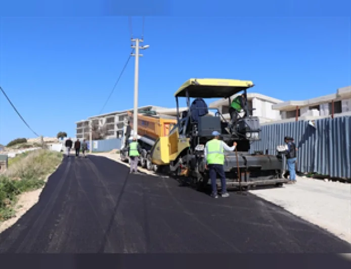 İzmir Büyükşehir Belediyesi Yaz Sezonu Öncesi Çeşme’de Yol Yenileme Çalışmalarını Hızlandırdı