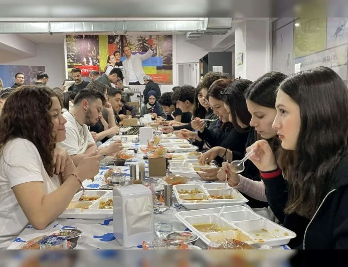 Bornova Belediye Başkanı Ömer Eşki Gülşah Durbay Gençlik Merkezi’nde Üniversiteli Gençlerle İftar Sofrasında Buluştu