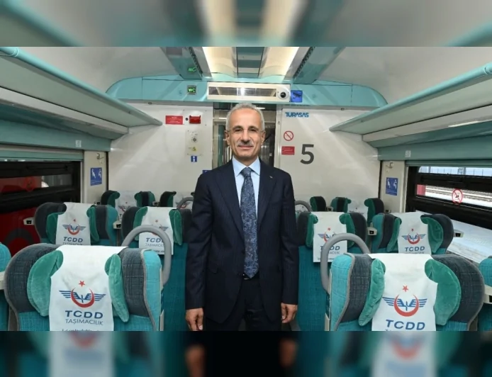 Ulaştırma ve Altyapı Bakanı Abdulkadir Uraloğlu: “Bayramda trenlerde 8 bin 898 kişilik ek kapasite sağlayacağız”