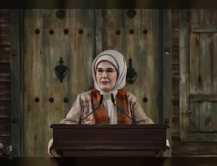 Cumhurbaşkanı Recep Tayyip Erdoğan’ın eşi Emine Erdoğan: “İyilikle atılan her adım sadakayı cariyedir”