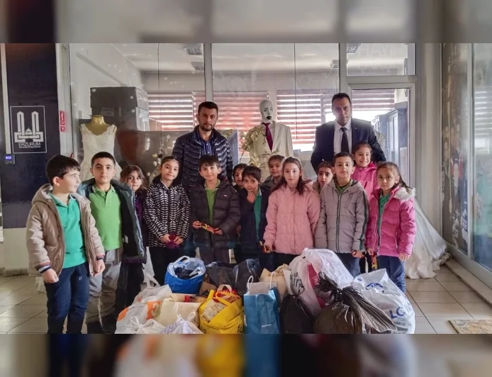 ERZURUM’DA İLKOKUL ÖĞRENCİLERİ HARÇLIKLARIYLA ALDIKLARI GIDALARI HAYIR ÇARŞISI’NA BAĞIŞLADI!