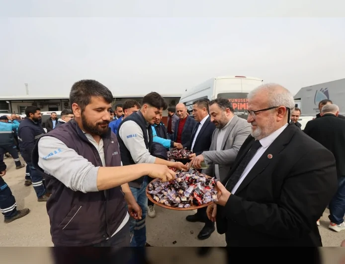 YUNUSEMRE BELEDİYESİ’NDE RAMAZAN BAYRAMI ÖNCESİ BİRİMLERDE PERSONEL ZİYARETLERİ GERÇEKLEŞTİRİLDİ