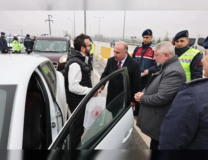 Çorum Valisi Ali Çalgan Ankara-Çorum Yolundaki Jandarma Uygulama Noktasını Ziyaret Etti