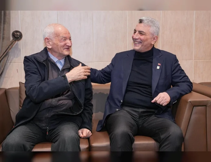 DARÜLACEZE’DE 20 YILLIK VEFA BULUŞMASI YAŞLI BÜYÜKLERLE BAYRAM ÖNCESİ DUYGUSAL ZİYARET GERÇEKLEŞTİ