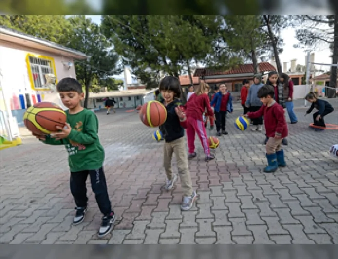 İzmir Büyükşehir Belediye Başkanı Dr. Cemil Tugay: “30 ilçede 1500 okula 31 milyon TL’yi aşan spor malzemesi desteği sağlıyoruz”