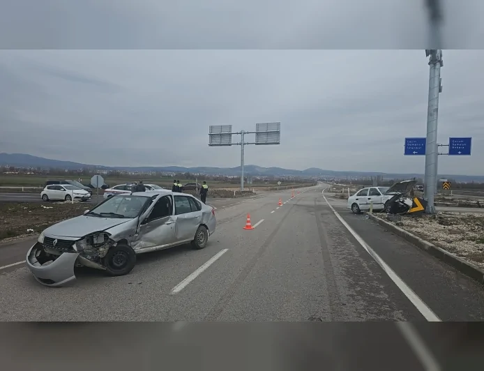 Çorum-İskilip Karayolu’nda İki Otomobil Çarpıştı 6 Kişi Yaralandı