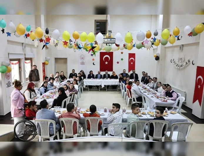 Çorum Valisi Ali Çalgan Bayramda Engelsiz Yaşam Merkezi ve Çocuk Evleri Sitesi’ni Ziyaret Etti