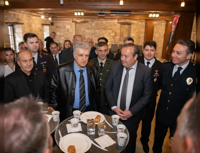 KUŞADASI’NDA PROTOKOL VE VATANDAŞLAR BAYRAMLAŞMA TÖRENİNDE BİR ARAYA GELDİ