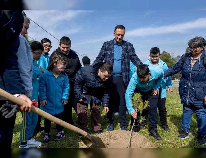 BORNOVA BELEDİYE BAŞKANI ÖMER EŞKİ DOWN SENDROMLU ÇOCUKLARLA FİDAN DİKİMİNDE BULUŞTU