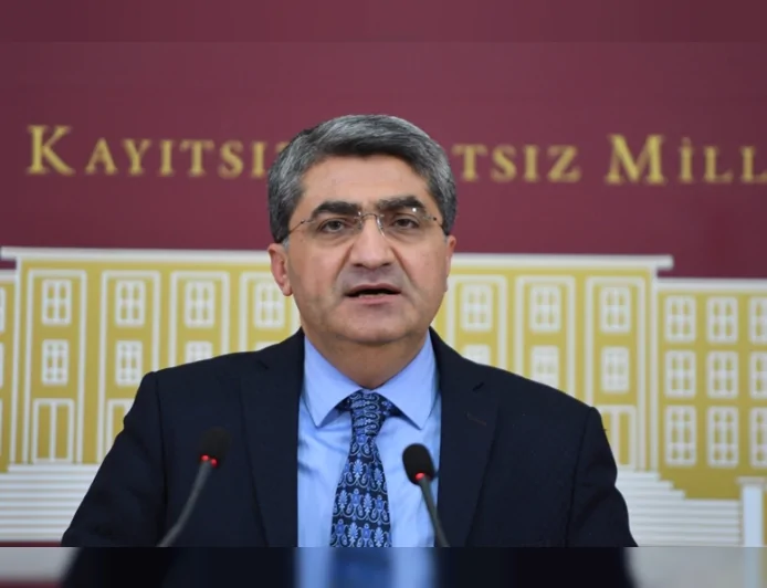 DEVA Partisi Genel Başkan Yardımcısı Mehmet Emin Ekmen: “Silifke’deki hortum tarımı vurdu, üretici yalnız bırakılmamalı”