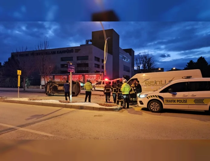 Çorum’da Gazi Caddesi’nde cip ile kamyonet çarpıştı 2 sürücü yaralandı