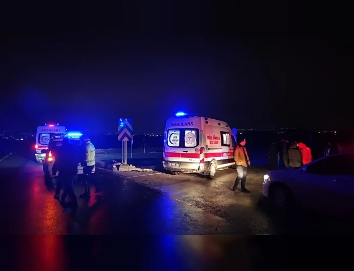 Çorum İskilip yolunda polis aracı ile otomobil çarpıştı 3 kişi yaralandı