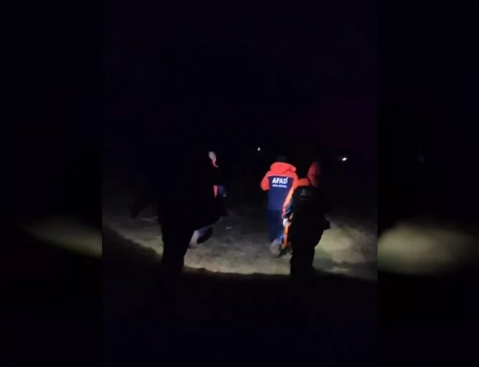 Çorum’da çamura saplanan 6 kişilik aile ekiplerin 8 saatlik çalışmasıyla kurtarıldı