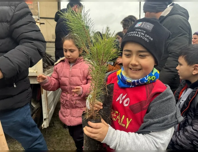 Altınbaş Köyü’nde Orman Haftası kapsamında öğrenciler yüzlerce fidanı toprakla buluşturdu