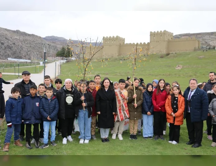 Çorum Hattuşa’da binlerce yıllık Çiğdem Gezmesi geleneği yeniden canlandırıldı