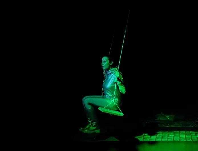 Ayvalık’ta Dünya Tiyatro Günü’nde “Müdahil” Oyunu Kadına Şiddete Farklı Bir Perspektif Sundu